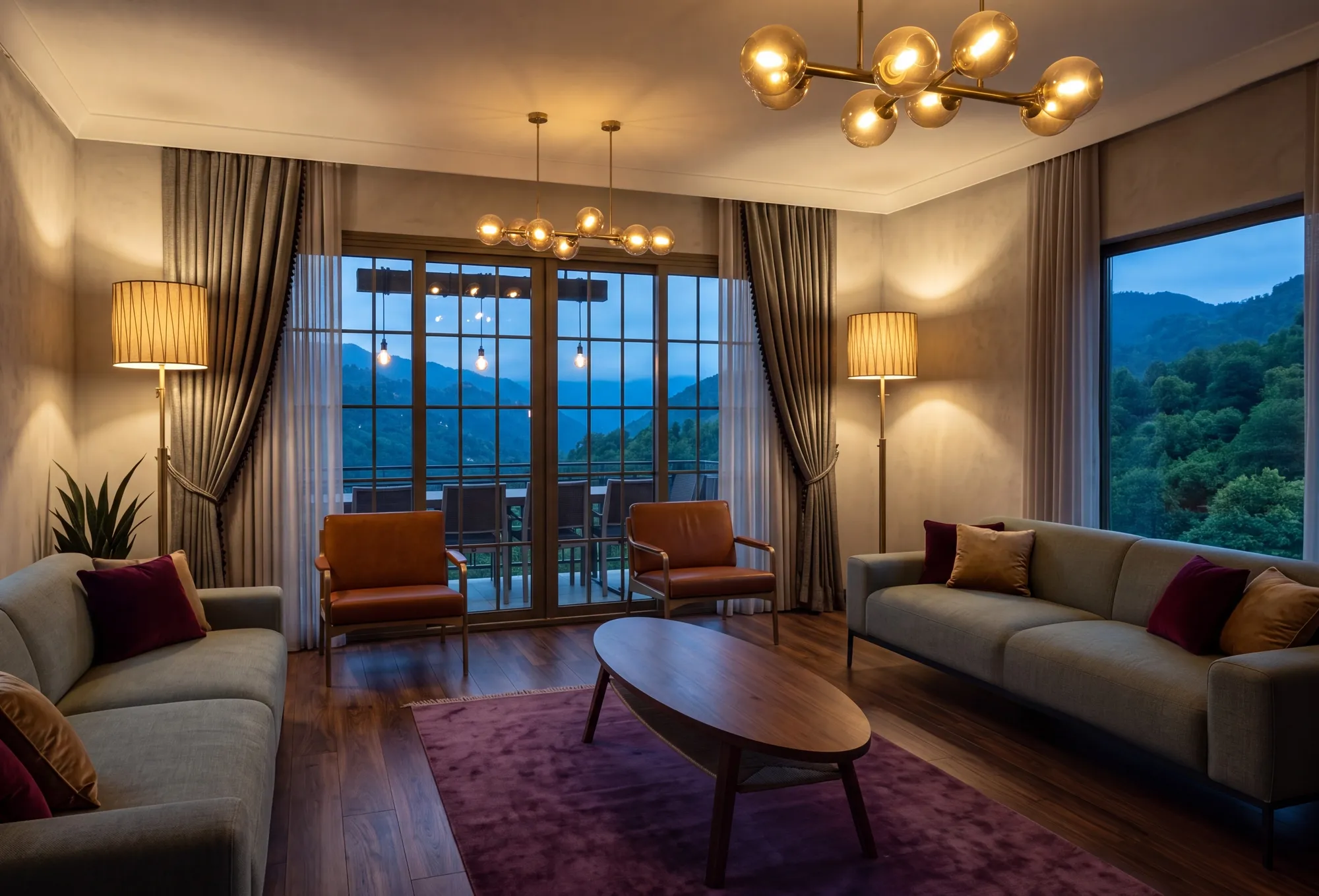 Erbaş Apartmanı salonu, tavan avizesi, iki ayaklı lamba ve pencere kenarında sarkıt aydınlatmalarla katmanlanmış ışık