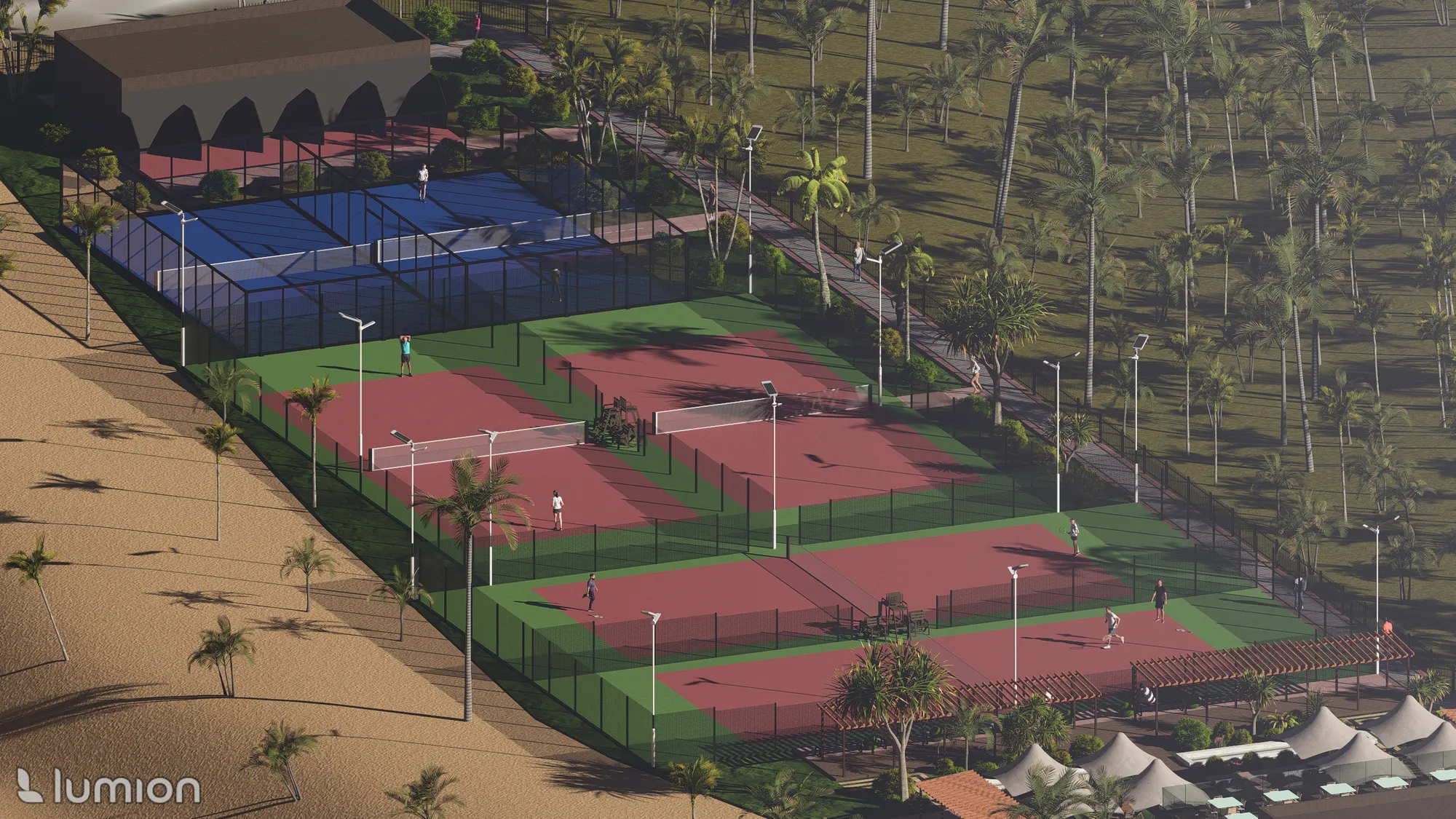 Alçak açıdan tüm kort sırasının görünümü. Üstte file kapalı mavi padel kortu, altta sahile doğru uzanan kırmızı/yeşil tenis kortları ve palmiyeli yürüyüş yolu