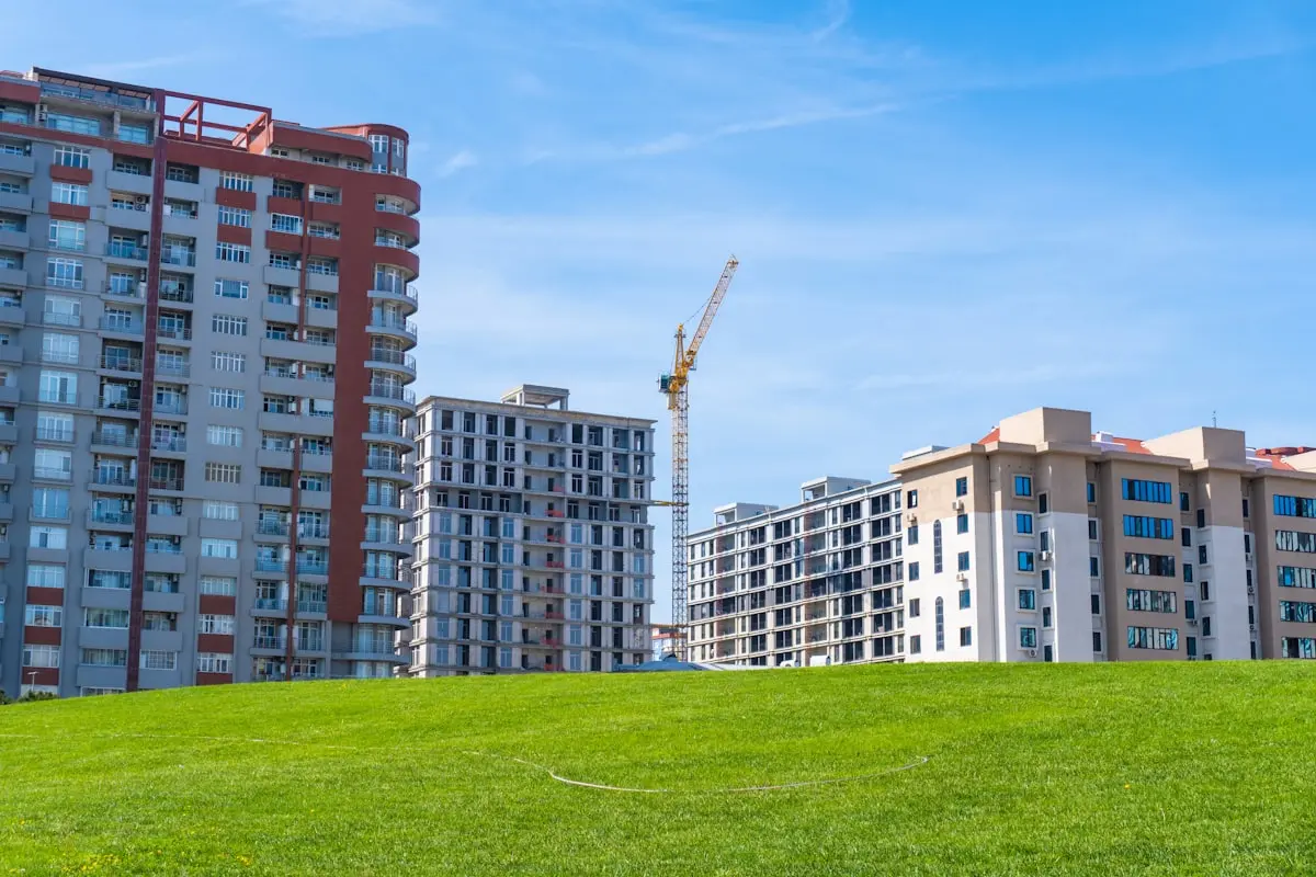 Kat Karşılığı İnşaat Nedir? Arsa Sahipleri İçin Avantaj ve Riskler